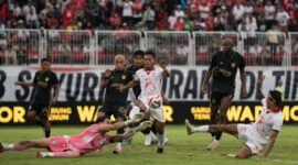 Malut United berhasil timbangkan Borneo Fc. Tampak pemain Malut Taufik Rustam dan Ciro Alves saling rebut bola yang dihadang Nadeo Argawinata. || dok : Kasedata.id