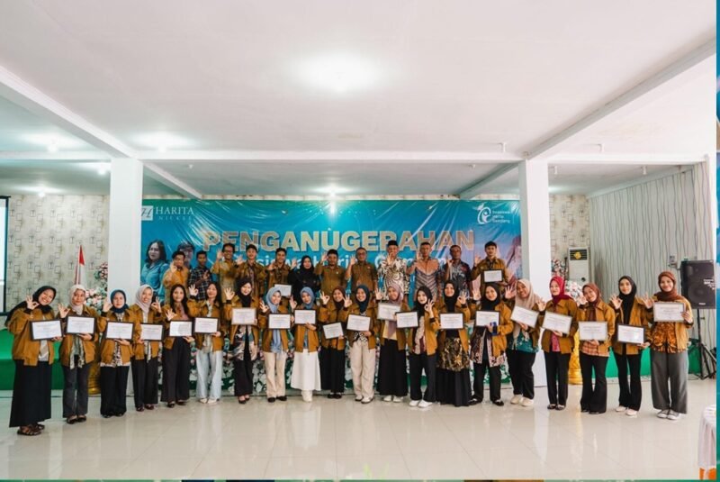 Foto bersama seluruh penerima Beasiswa Harita Gemilang 2025 bersama manajemen Harita Nickel serta para pemangku kepentingan pada Penganugerahan Beasiswa Harita Gemilang 2025