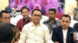 Kadikbud Maluku Utara, Abubakar Abdullah dalam konferensi pers yang didampingi sekretaris Dikbud dan sejumlah kepala bidang dan PPK. || dok : Ilham/Kasedata