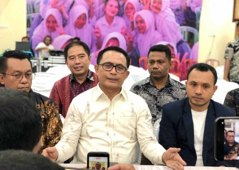 Kadikbud Maluku Utara, Abubakar Abdullah dalam konferensi pers yang didampingi sekretaris Dikbud dan sejumlah kepala bidang dan PPK. || dok : Ilham/Kasedata