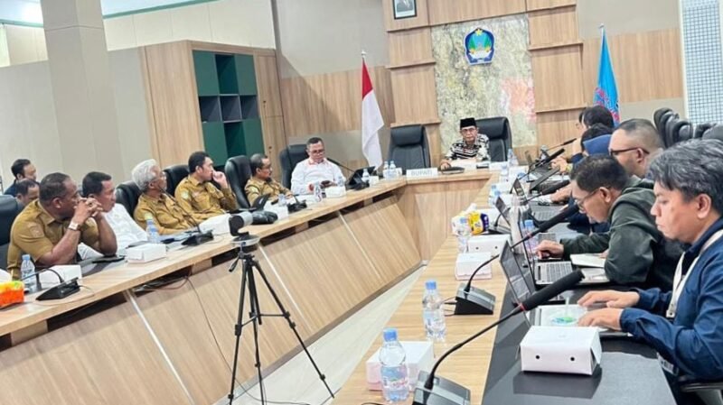 Pembahasan hasil kajian transmigrasi yang dipimpin oleh Wakil Bupati Halsek [dok : ridal/kasedata]