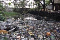 Penumpukan sampah di Kali Mati (Barangka) tepatnya di belakang Rusunawa Gamalama Ternate [Foto : sukarsi/kasedata]
