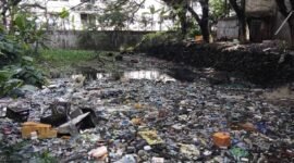 Penumpukan sampah di Kali Mati (Barangka) tepatnya di belakang Rusunawa Gamalama Ternate [Foto : sukarsi/kasedata]