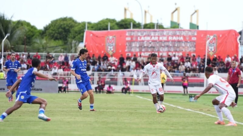 Laga Malut United kontra Persib Bandung yang tersaji di Gelora Kie Raha [Foto : official malutunited]