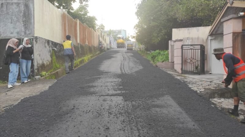 Pekerjaan salah satu ruas jalan di Kecamatan Ternate Utara, Kota Ternate [dok : kasedata]