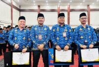 Foto bersama Plt. Kepala BKD Malut Zulkifli Bian dengan tiga ASN berprestasi