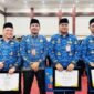 Foto bersama Plt. Kepala BKD Malut Zulkifli Bian dengan tiga ASN berprestasi