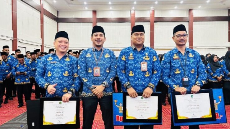 Foto bersama Plt. Kepala BKD Malut Zulkifli Bian dengan tiga ASN berprestasi