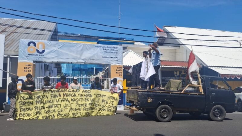 Aksi FPP Malut di depan kantor BPJN Maluku Utara, Senin (22/12/2025)