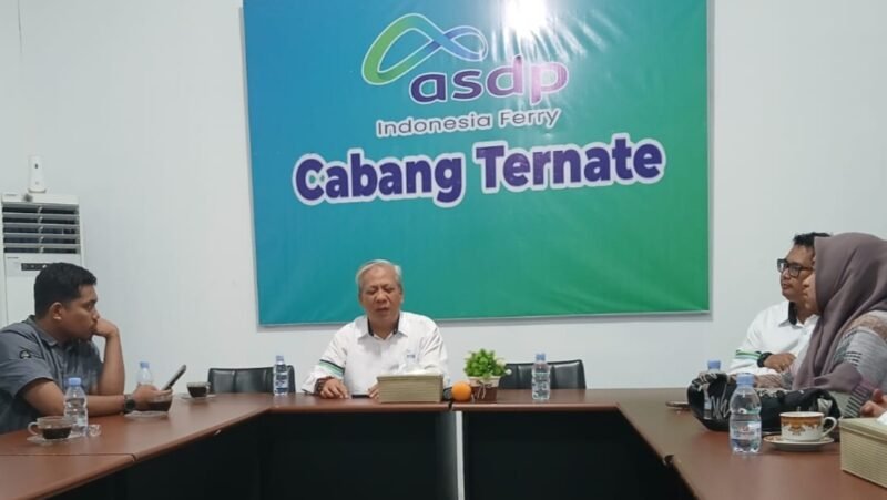 General manager PT. ASDP Cabang Ternate, Mushar Usman, dalam proses wawancara bersama awak media di ruang kerjanya [dok : sukarsi/kasedata]