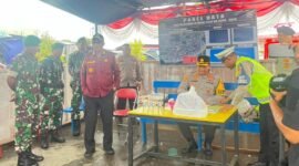 Wakil Bupati Kepulauan Sula, Ir. H. Saleh Marasabessy, saat melakukan pemantuan di salah satu pos pelayanan Nataru 2025-2026 [Foto : karno/kasedata] 