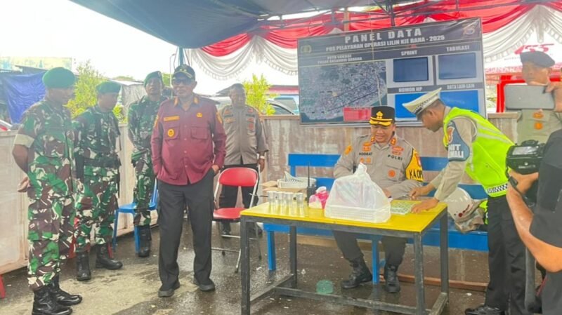 Wakil Bupati Kepulauan Sula, Ir. H. Saleh Marasabessy, saat melakukan pemantuan di salah satu pos pelayanan Nataru 2025-2026 [Foto : karno/kasedata] 