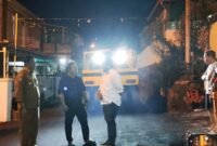 Sekda Kota Ternate Dr.Rizal Marsaoly (tengah) saat memantau pekerjaan satu ruas tersisa yang masih dalam tahap penyelesaian di Kelurahan Soa Puncak [ dok : kasedata]