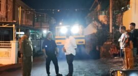 Sekda Kota Ternate Dr.Rizal Marsaoly (tengah) saat memantau pekerjaan satu ruas tersisa yang masih dalam tahap penyelesaian di Kelurahan Soa Puncak [ dok : kasedata]