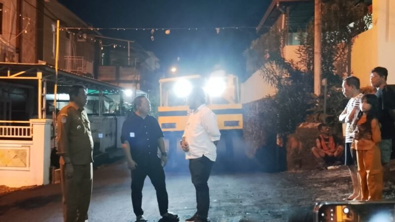 Sekda Kota Ternate Dr.Rizal Marsaoly (tengah) saat memantau pekerjaan satu ruas tersisa yang masih dalam tahap penyelesaian di Kelurahan Soa Puncak [ dok : kasedata]