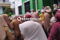 Ratusan PTT saat mendatangi Kantor Dinas Kesehatan Kota Ternate [Foto : sukardi/kasedata]