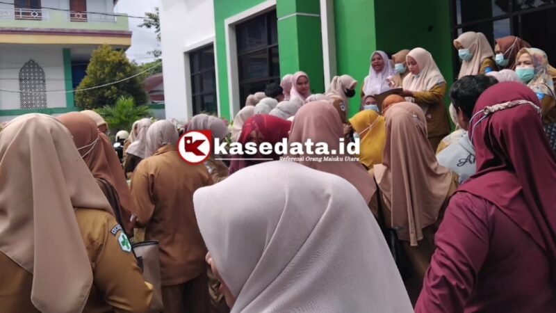 Ratusan PTT saat mendatangi Kantor Dinas Kesehatan Kota Ternate [Foto : sukardi/kasedata]