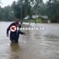 Tinggi banjir di Desa Sumber Makmur terpantau setara paha orang dewasa [dok : ridal]