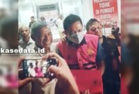 Tersangka Yopi Saraung, Komisaris PT Damai Sejahtera Membangun yang resmi ditahan pada Rabu malam [Foto : kasedata]