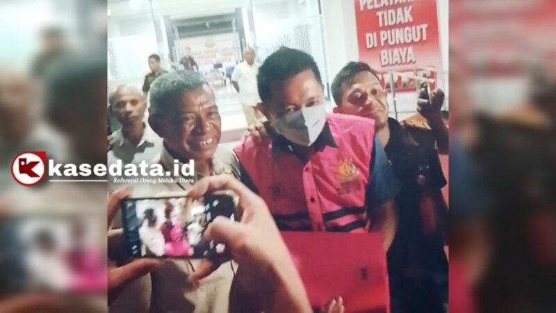 Tersangka Yopi Saraung, Komisaris PT Damai Sejahtera Membangun yang resmi ditahan pada Rabu malam [Foto : kasedata]