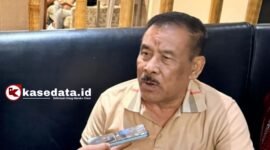 Manajer Persib Bandung, H. Umuh Muchtar, saat diwawancarai di lobi Bela Hotel Ternate[ Foto : haerun/kasedata]