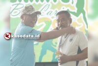 Sebagai simbol persahabatan dan sportivitas, Manajer Persib H. Umuh Muchtar, menerima medali kehormatan dari Wali Kota Ternate H. M. Tauhid Soleman [Foto : edo huka/kasedata]