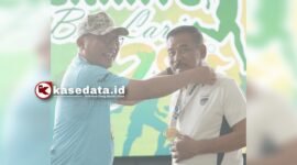 Sebagai simbol persahabatan dan sportivitas, Manajer Persib H. Umuh Muchtar, menerima medali kehormatan dari Wali Kota Ternate H. M. Tauhid Soleman [Foto : edo huka/kasedata]
