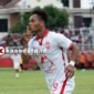 Wonderkid Malut United, Taufik Rustam, saat merayakan gol perdananya melawan Borneo Fc di Stadion Gelora Kie Raha [Foto : glen ipi/kasedata]