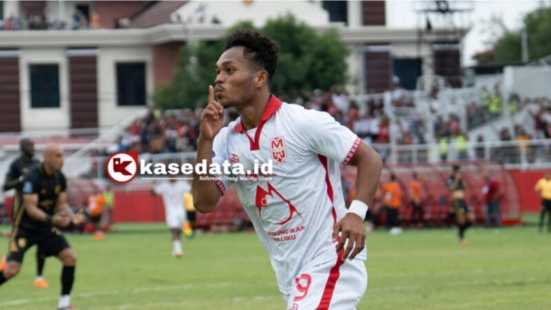 Wonderkid Malut United, Taufik Rustam, saat merayakan gol perdananya melawan Borneo Fc di Stadion Gelora Kie Raha [Foto : glen ipi/kasedata]