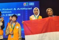 Magfira Abdullah dan Andini Putri Faruk, pelajar asal Maluku Utara yang berhasil menyabet medali emas kategori Innovation Creative (Proyek terbaik kigomo Robotik). || dok : Dikbud Maluku Utara