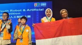 Magfira Abdullah dan Andini Putri Faruk, pelajar asal Maluku Utara yang berhasil menyabet medali emas kategori Innovation Creative (Proyek terbaik kigomo Robotik). || dok : Dikbud Maluku Utara
