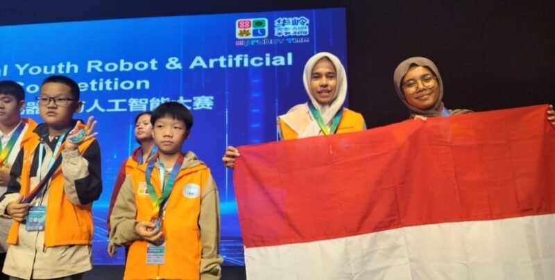 Magfira Abdullah dan Andini Putri Faruk, pelajar asal Maluku Utara yang berhasil menyabet medali emas kategori Innovation Creative (Proyek terbaik kigomo Robotik). || dok : Dikbud Maluku Utara