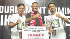 Pasangan asal Halmahera Utara (Halut), Fahmi Musa dan Wahid Abd. Kadir berhasil keluar sebagai runner up lomba domino memperebutkan piala bergilir Wali Kota Cup 1 2025. Bonus uang pembinaan diserahkan langsung ketua Umum Pordi Malut Muhammad Sinen. || dok : Ilham/Kasedata