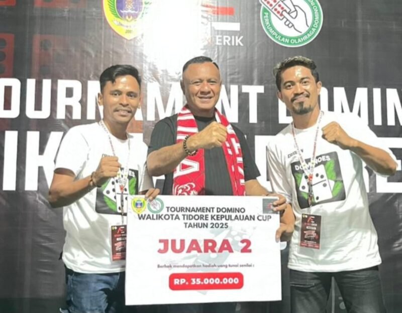 Pasangan asal Halmahera Utara (Halut), Fahmi Musa dan Wahid Abd. Kadir berhasil keluar sebagai runner up lomba domino memperebutkan piala bergilir Wali Kota Cup 1 2025. Bonus uang pembinaan diserahkan langsung ketua Umum Pordi Malut Muhammad Sinen. || dok : Ilham/Kasedata