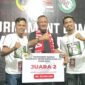 Pasangan asal Halmahera Utara (Halut), Fahmi Musa dan Wahid Abd. Kadir berhasil keluar sebagai runner up lomba domino memperebutkan piala bergilir Wali Kota Cup 1 2025. Bonus uang pembinaan diserahkan langsung ketua Umum Pordi Malut Muhammad Sinen. || dok : Ilham/Kasedata