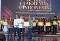 Kadikbud Abubakar Abdullah yang hadir mewakili Gubernur Maluku Utara dalam penerimaan penghargaan WBTB di Jakarta [Foto : istimewa]