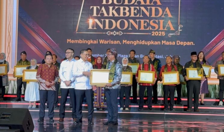 Kadikbud Abubakar Abdullah yang hadir mewakili Gubernur Maluku Utara dalam penerimaan penghargaan WBTB di Jakarta [Foto : istimewa]