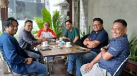 Pertemuan terbatas antara PW IKA PMII Malut dengan perwakilan Harita Grup yang berlangsung di Anomali Caffe, Kota Ternate. || dok : Ilham/Kasedata