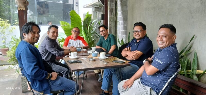 Pertemuan terbatas antara PW IKA PMII Malut dengan perwakilan Harita Grup yang berlangsung di Anomali Caffe, Kota Ternate. || dok : Ilham/Kasedata