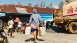 Posko Bantuan BBM yang disiapkan Harita Nickel untuk membantu warga Desa Kawasi memenuhi kebutuhan selama Ramadan 2025. 