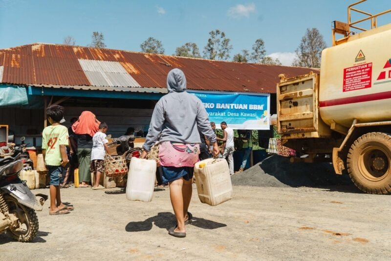 Posko Bantuan BBM yang disiapkan Harita Nickel untuk membantu warga Desa Kawasi memenuhi kebutuhan selama Ramadan 2025. 