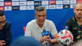 Pelatih kepala Malut United, Hendri Susilo menyampaikan keterangan persnya usai laga kontra PSBS Biak. || dok : Malut United