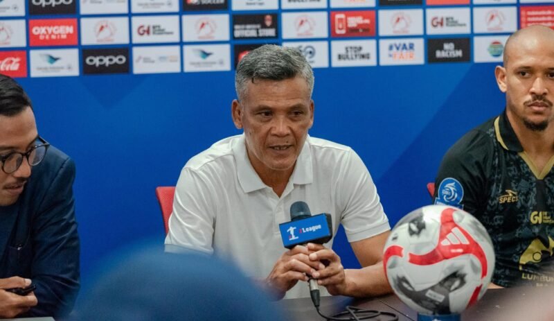 Pelatih kepala Malut United, Hendri Susilo menyampaikan keterangan persnya usai laga kontra PSBS Biak. || dok : Malut United