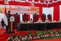 Buapati saat memberi sambutan di rapat paripurna DPRD dalam pengesahan dua Ranperda menjadi Perda Halmahera Selatan [Foto : ridal/kasedata]