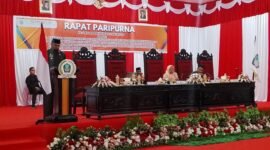 Buapati saat memberi sambutan di rapat paripurna DPRD dalam pengesahan dua Ranperda menjadi Perda Halmahera Selatan [Foto : ridal/kasedata]