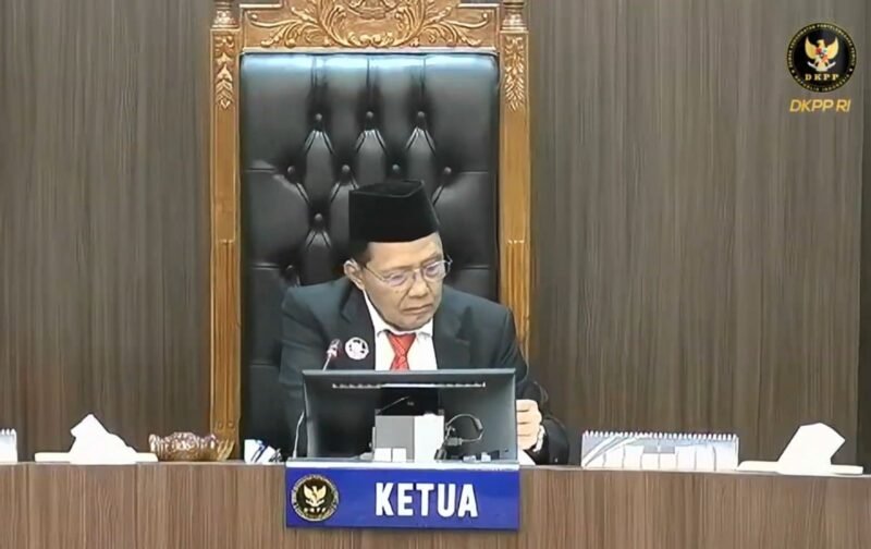 Ketua DKPP RI, Heddy Lugito saat membacakan putusan perkara Nomor : 204-PKE-DKPP/XI/2025, teradu Anggota Bawaslu Kota Ternate. || dok : DKPP RI