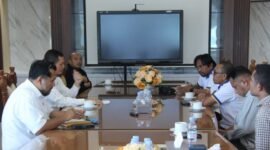 Kepala BPK Perwakilan Provinsi Maluku Utara, Marius Sirumapea saat menerima audiensi dengan PW IKA PMII Maluku Utara. || dok : Ilham/Kasedata