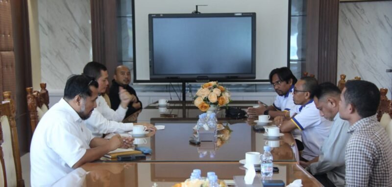 Kepala BPK Perwakilan Provinsi Maluku Utara, Marius Sirumapea saat menerima audiensi dengan PW IKA PMII Maluku Utara. || dok : Ilham/Kasedata