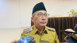 Wali Kota Ternate, M. Tauhid Soleman, saat diwawancarai usai rapat [Foto : sukarsi/kasedata]