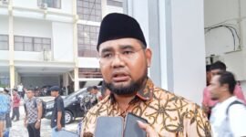 Bupati Halsel Hasan Ali Bassam Kasuba saat diwawancarai [Foto : ridal/kasedata]